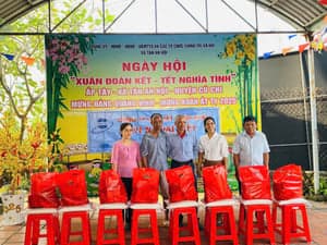 VINIMEX trao 40 phần quà Tết Ất Tỵ đến gia đình chính sách, khó khăn - រូបភាពពី Vinimex Group