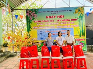 VINIMEX trao 40 phần quà Tết Ất Tỵ đến gia đình chính sách, khó khăn - រូបភាពពី Vinimex Group