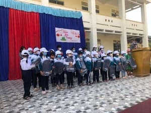 2022 - CHIA SẺ NĂM HỌC MỚI, PHÁT BALO - รูปภาพจาก Vinimex Group