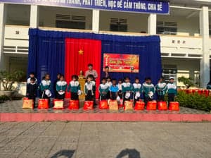 2024 - QUÀ TẾT CHO CÁC EM DÂN TỘC - รูปภาพจาก Vinimex Group