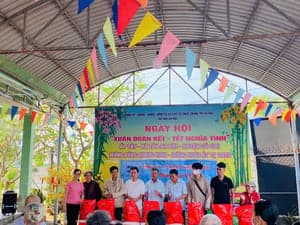 VINIMEX trao 40 phần quà Tết Ất Tỵ đến gia đình chính sách, khó khăn - រូបភាពពី Vinimex Group