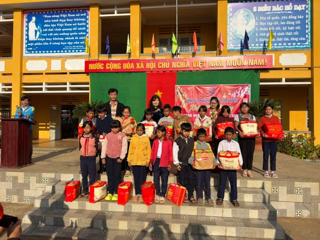 2024 - QUÀ TẾT CHO CÁC EM DÂN TỘC - Tin tức từ Vinimex Group