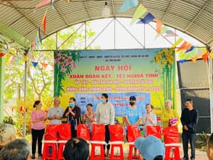 VINIMEX trao 40 phần quà Tết Ất Tỵ đến gia đình chính sách, khó khăn - រូបភាពពី Vinimex Group