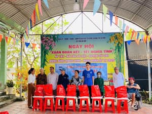 VINIMEX trao 40 phần quà Tết Ất Tỵ đến gia đình chính sách, khó khăn - រូបភាពពី Vinimex Group