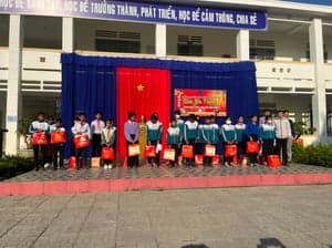 2024 - QUÀ TẾT CHO CÁC EM DÂN TỘC - รูปภาพจาก Vinimex Group